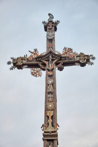 Kryžius Pivašiūnų bažnyčios šventoriuje