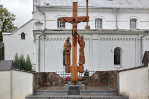 Kryžius partizanams prie šventoriaus tvoros