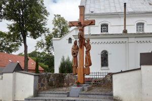 Kryžius partizanams prie šventoriaus tvoros